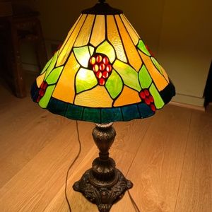 VINTAGE STAINED GLASS TABLE LAMP TIFFANY STYLE IN EXCELLENT CONDITION.